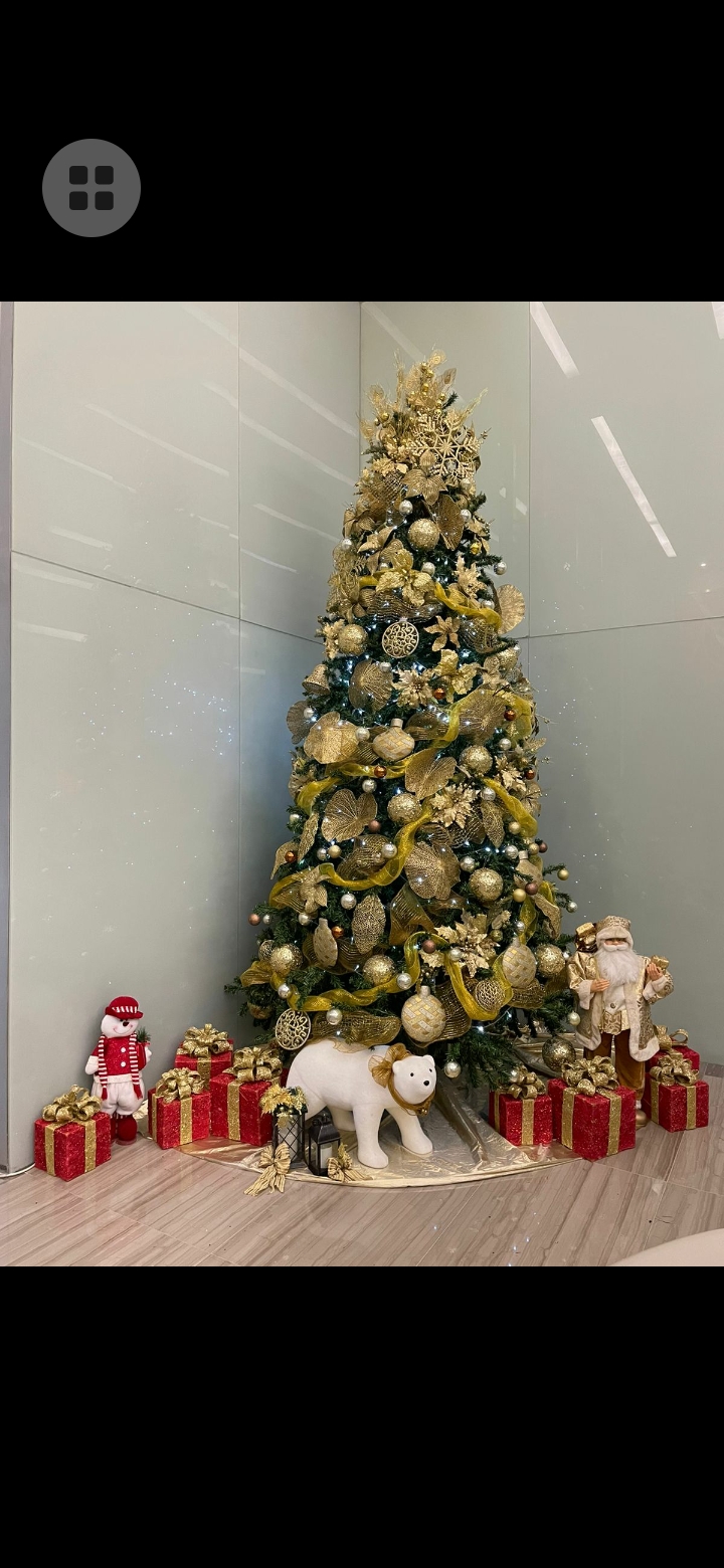 Árbol navideño dorado con cintas champagne y ornamentos metálicos