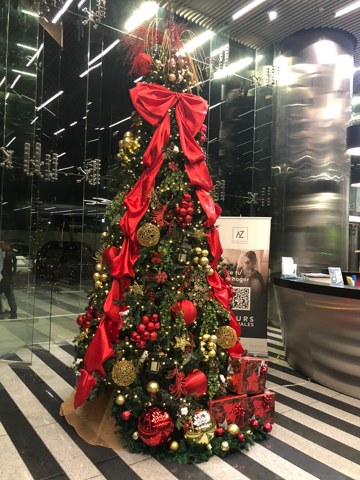 Árbol corporativo con cinta roja satinada y detalles dorados